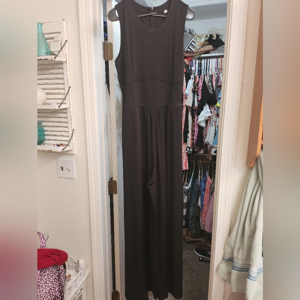 Plain black pocket zipper round neck casual. Sleeveless, wide leg jumpsuit